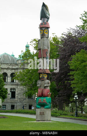 Knowledge Totem Pole: Erected to welcome visitors to the 1994 Commonwealth Games, this totem was carved by Coast Salish artist Cicero August and refer Stock Photo