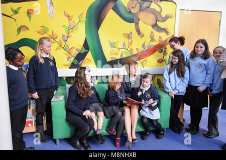 Nicola Sturgeon meets pupils at Riverside Primary School in Stirling, Scotland, to announce further expansion of the First Minister's Reading Challenge, which will now include secondary schools, libraries and community groups. Stock Photo