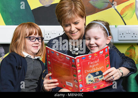 Nicola Sturgeon meets pupils at Riverside Primary School in Stirling, Scotland, to announce further expansion of the First Minister's Reading Challenge, which will now include secondary schools, libraries and community groups. Stock Photo