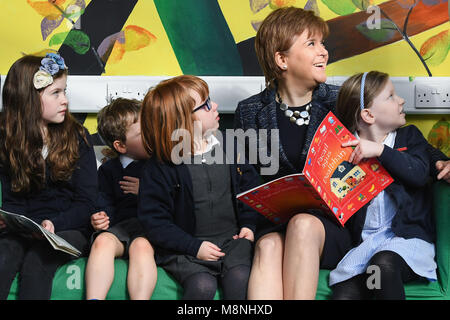 Nicola Sturgeon meets pupils at Riverside Primary School in Stirling, Scotland, to announce further expansion of the First Minister's Reading Challenge, which will now include secondary schools, libraries and community groups. Stock Photo