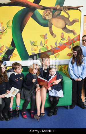 Nicola Sturgeon meets pupils at Riverside Primary School in Stirling, Scotland, to announce further expansion of the First Minister's Reading Challenge, which will now include secondary schools, libraries and community groups. Stock Photo