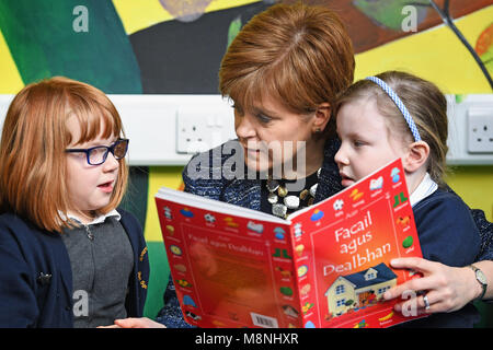 Nicola Sturgeon meets pupils at Riverside Primary School in Stirling, Scotland, to announce further expansion of the First Minister's Reading Challenge, which will now include secondary schools, libraries and community groups. Stock Photo