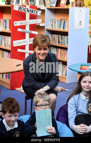 Nicola Sturgeon meets pupils at Riverside Primary School in Stirling, Scotland, to announce further expansion of the First Minister's Reading Challenge, which will now include secondary schools, libraries and community groups. Stock Photo