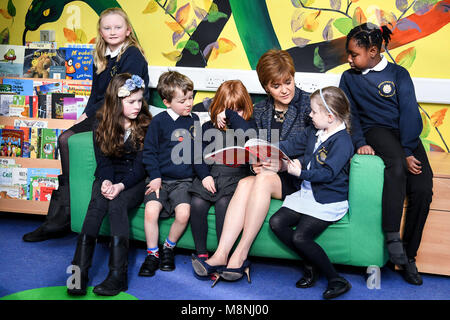 Nicola Sturgeon meets pupils at Riverside Primary School in Stirling, Scotland, to announce further expansion of the First Minister's Reading Challenge, which will now include secondary schools, libraries and community groups. Stock Photo