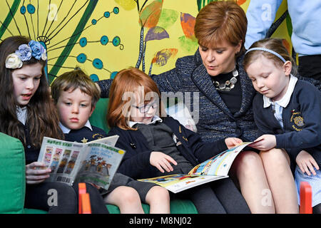 Nicola Sturgeon meets pupils at Riverside Primary School in Stirling, Scotland, to announce further expansion of the First Minister's Reading Challenge, which will now include secondary schools, libraries and community groups. Stock Photo