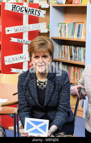 Nicola Sturgeon meets pupils at Riverside Primary School in Stirling, Scotland, to announce further expansion of the First Minister's Reading Challenge, which will now include secondary schools, libraries and community groups. Stock Photo