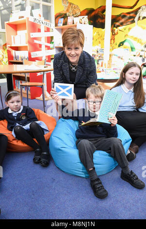 Nicola Sturgeon meets pupils at Riverside Primary School in Stirling, Scotland, to announce further expansion of the First Minister's Reading Challenge, which will now include secondary schools, libraries and community groups. Stock Photo