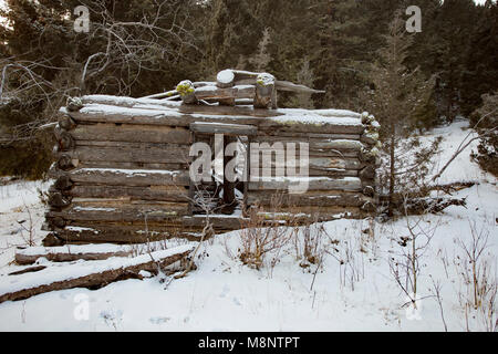 An old log cabin at the Joe Hanks Mine, on the eastern edge of the John Long Mountains, west of Maxville, Montana Stock Photo