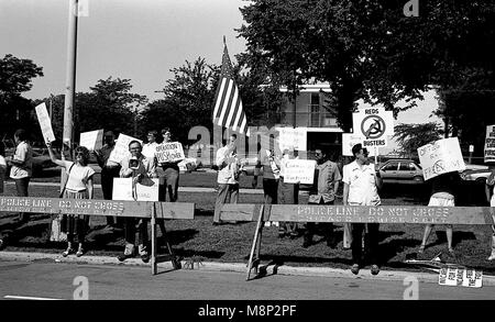 Chicago Illinois, USA, 2nd August, 1986 Demostrators outside and across street from Operation Push headquarters protesting  against the visit by Nicaraguan President Daniel Ortega. Credit: Mark Reinstein/MediaPunch Stock Photo