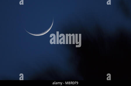 San Diego, CA, USA. 19th Mar, 2018. March 19, 2018 - San Diego, California, USA - A waxing crescent moon sets in San Diego, CA. Credit: KC Alfred/ZUMA Wire/Alamy Live News Stock Photo