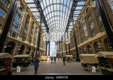 trade stalls and stands selling gifts and bespoke items and souvenirs at Hays galleria in central London at London bridge. retailers for tourism city. Stock Photo