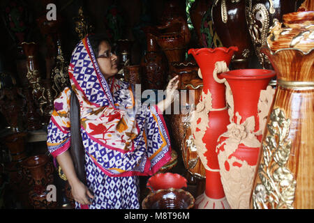 Bangladeshi Customers visits the Mud pots (Handicraft) market in Dhaka, Bangladesh Different type of Mud pots (Handicraft) market in Dhaka. Mud pot bu Stock Photo