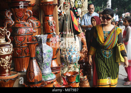 Bangladeshi Customers visits the Mud pots (Handicraft) market in Dhaka, Bangladesh Different type of Mud pots (Handicraft) market in Dhaka. Mud pot bu Stock Photo