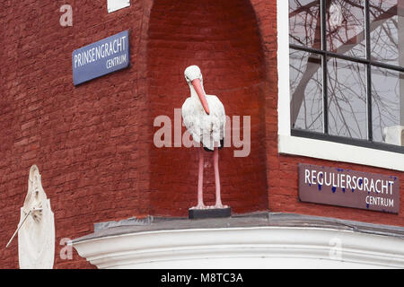 Standbeeld van ooievaar op kruising Prinsengracht en Reguliersgracht; Statue of stork at the crossing of Prinsengracht and Reguliersgracht Stock Photo