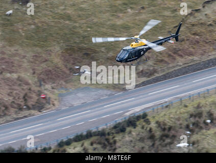 RAF Squirrel HT1 Helicopter flying through LFA7 in Snowdonia, Wales Stock Photo