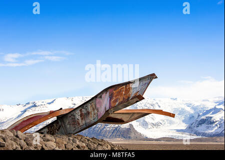 Gigjukvisl bridge remains at Skeidararsandur, Iceland. Twisted metal girders reach to a blue sky, the result of a volcanic eruption in 1996. Stock Photo