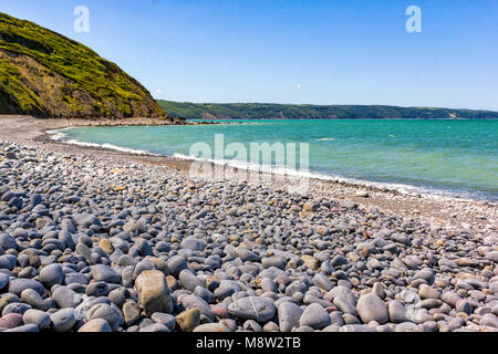 Greencliff Beach - Pebble View at Mid Tide, Looking South West towards Bucks Mills & Clovelly: Greencliff Beach, near Bideford, Devon, UK. Stock Photo