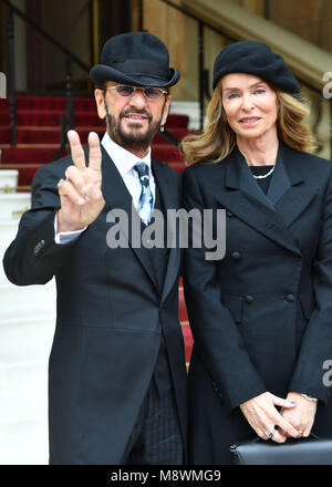 Sir Richard Starr, real name Richard Starkey, with wife Barbara Bach, as he arrives at Buckingham Palace, London to receive his Knighthood at an Investiture ceremony. Stock Photo