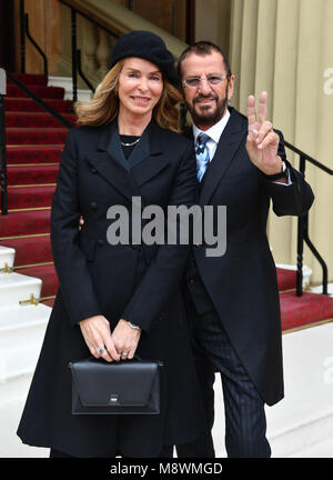 Sir Richard Starr, real name Richard Starkey, with wife Barbara Bach, as he arrives at Buckingham Palace, London to receive his Knighthood at an Investiture ceremony. Stock Photo