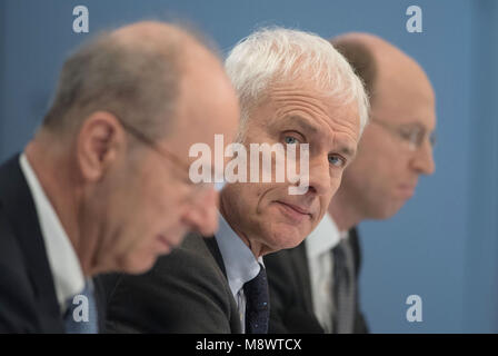 20 March 2018, Germany, Stuttgart: Hans Dieter Poetsch (l-r), chairman of the executive board of Porsche SE; Matthias Mueller, CEO of Volkswagen AG; and Philipp von Hagen, executive board member of Porsche SE, pictured during the annual results press conference of Porsche SE. Photo: Marijan Murat/dpa Stock Photo