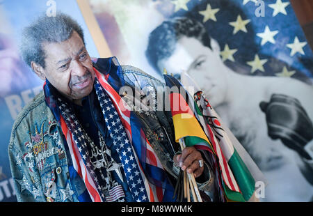 Hamburg, Germany. 20 March 2018, Boxing, WBA Super Middleweight, press conference: Don King, US boxing promoter, arrives at the press conference with flags of various nations. Photo: Axel Heimken/dpa Stock Photo