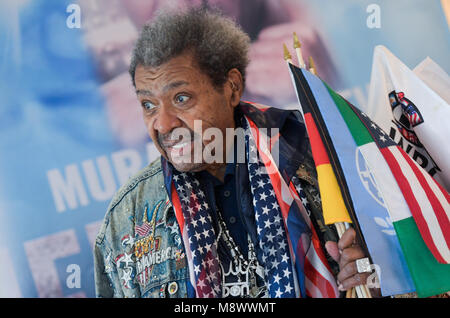 Hamburg, Germany. 20 March 2018, Boxing, WBA Super Middleweight, press conference: Don King, US boxing promoter, arrives at the press conference with flags of various nations. Photo: Axel Heimken/dpa Stock Photo