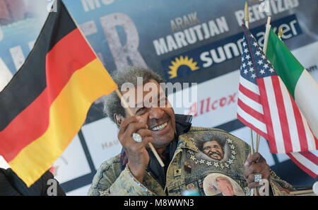 Hamburg, Germany. 20 March 2018, Boxing, WBA Super Middleweight, press conference: Don King, US boxing promoter, waves a German flag while holding other national flags at the press conference. Photo: Axel Heimken/dpa Stock Photo