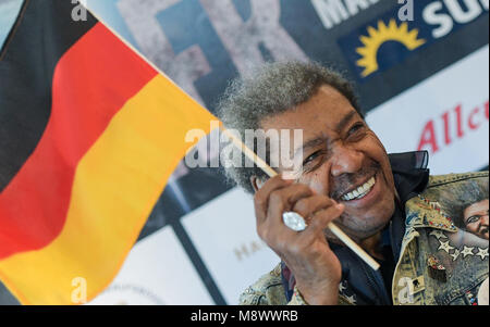 Hamburg, Germany. 20 March 2018, Boxing, WBA Super Middleweight, press conference: Don King, US boxing promoter, waves a German flag at the press conference. Photo: Axel Heimken/dpa Stock Photo