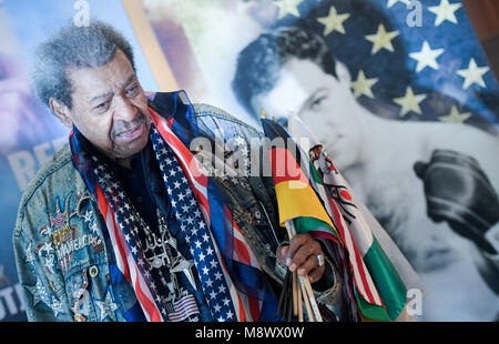 20 March 2018, Germany, Hamburg: Boxing, WBA Super Middleweight, press conference: Don King, US boxing promoter, arrives at the press conference with flags of various nations. Photo: Axel Heimken/dpa Stock Photo