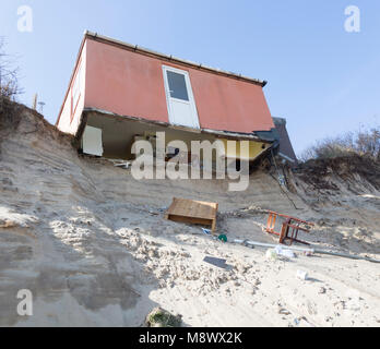 Hemsby, UK. Tuesday 20th March 2018, Clifftop property collapsing due to coastal erosion after recent storm force winds, Hemsby, Norfolk, England, UK Credit: geogphoto/Alamy Live News Stock Photo