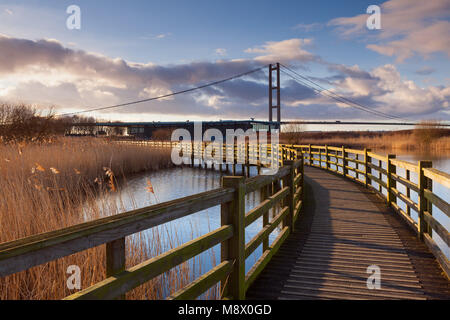 Water's Edge Country Park, Barton-upon-Humber. 20th Mar, 2018. UK Weather: Evening light on the Water's Edge Country Park in Barton-upon-Humber, North Lincolnshire, UK. The Humber Bridge towers over the park's Visitor Centre. 20th March 2018. Credit: LEE BEEL/Alamy Live News Stock Photo