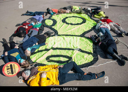 March 20, 2018 - Glasgow, United Kingdom - A group shot of protesters during a ''Die-In'' protest in Glasgow's George Square in front of Glasgow City Council as they lay around a giant gas mask at an Anti-Pollution demonstration against GCC's Low Emission Zone Plans will fail to tackle toxic air pollution quickly enough. (Credit Image: © Stewart Kirby/SOPA Images via ZUMA Wire) Stock Photo