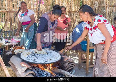 Mexico, Oaxaca, Woman making tortillas outside on traditional comal griddle  Stock Photo - Alamy