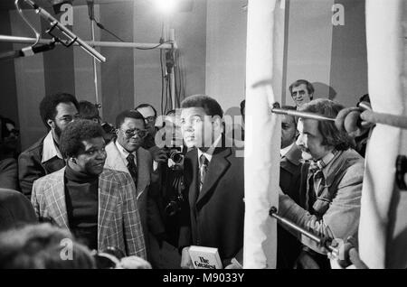 Muhammad Ali at the training camp of World Welterweight John H. Stracey in London's West End. 10th March 1976 Stock Photo