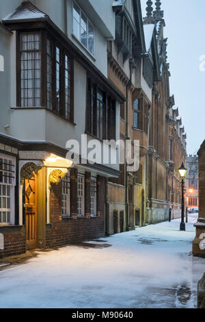 St Mary's Passage in the early morning snow. Oxford, Oxfordshire, England Stock Photo