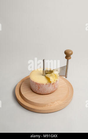 https://l450v.alamy.com/450v/m91gkx/swiss-cheese-tete-de-moine-m91gkx.jpg