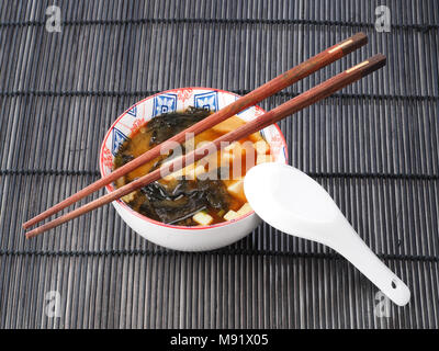 SOPA MISO – MISO SOUP   Miso soup is a traditional japanese soup. Miso paste, tofu, wakame seaweed are the main ingredients. Stock Photo