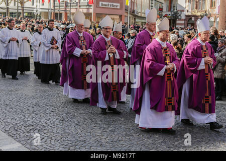 Mainz, Germany. 21st March 2018. The Bishops and Cardinals who are celebrating the funeral mass walk in the funeral procession of Cardinal Lehmann. The funeral of Cardinal Karl Lehmann was held in the Mainz Cathedral, following a funeral procession from the Augustiner church were he was lying in repose. German President Frank-Walter Steinmeier attended the funeral as representative of the German state. Credit: Michael Debets/Alamy Live News Stock Photo