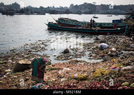 Dhaka, Bangladesh. 21st Mar, 2018. An women collect usable vegetable from waste near Buriganga river in Dhaka, Bangladesh on March 21, 2018. Credit: zakir hossain chowdhury zakir/Alamy Live News Stock Photo