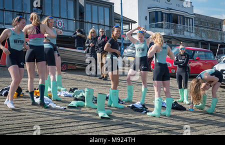 Putney, London, UK. 21 March 2018. Boat Race Practice Outing.  As preparation for the The Cancer Research UK Boat Races on 24 March 2018, the crews participate in Practice Outings. Cambridge University Women's Boat Club Blondie crew prepare for a Practice Outing. Credit: Duncan Grove/Alamy Live News Stock Photo