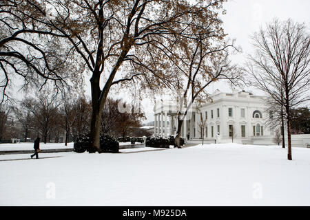 (180321) -- WASHINGTON, March 21, 2018 (Xinhua) -- The North Lawn of the White House is covered with snow in Washington, DC, the United States, on March 21, 2018. A late-season nor'easter, the fourth of its kind in three weeks, is targeting the northeast United States on Wednesday, bringing heavy snow and strong winds to the region. Washington, which is already snow-covered, is expected to see up to 6 inches of snow, as some models suggesting much high totals for the capital. Federal offices are closed for the snowstorm as the White House announced early Wednesday that all public events for t Stock Photo