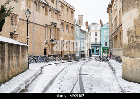 Queens lane in the early morning snow. Oxford, Oxfordshire, England Stock Photo