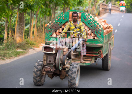 U xotinini sikishini kuzatadi Xotiningizning ichki kiyimi va kiyimlarini kiying