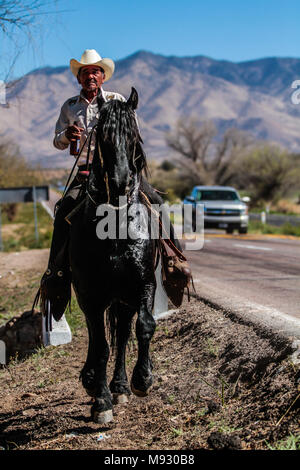 Vaquero montando su caballo. Imagen tipa en Imuris y la Sierra de Sonora Mexico. Stock Photo