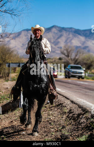 Vaquero montando su caballo. Imagen tipa en Imuris y la Sierra de Sonora Mexico. Stock Photo