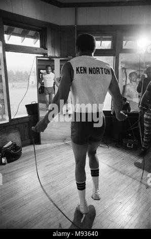 Ken Norton training at the Solar Gym ahead of his third title fight with Muhammad Ali. 20th September 1976 Stock Photo