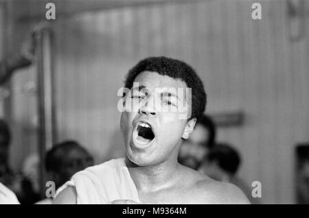 Muhammad Ali in Gleason's Gym ahead of his third fight with Ken Norton. 26th September 1976 Stock Photo