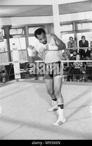 Ken Norton training at the Solar Gym ahead of his third title fight with Muhammad Ali. 20th September 1976 Stock Photo