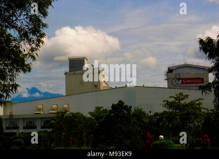 Klaten, Indonesia. 20th Mar, 2018. Viewing of milk processing plant owned by PT Sarihusada Generasi Mahardhika, a subsidiary of Danone Group at Kemudo, Klaten, Indonesia. It is one of the biggest Danone factory in Asia that produce growing up formula milk for children, with production capacity up to 100.000 tons per years. Credit: Dadang Trimulyanto/Pacific Press/Alamy Live News Stock Photo