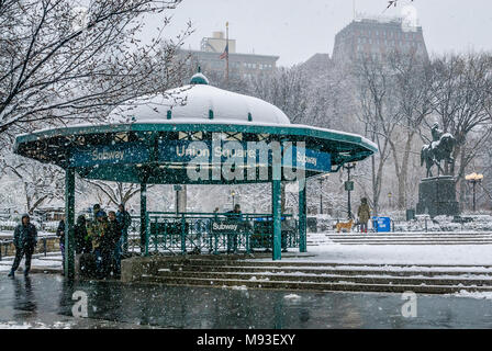 New York, USA. 21st March, 2018. Union Square during the winter storm - Winter Storm Toby, the fourth nor'easter in less than three weeks, may be one of the heaviest snowstorms this late in the season, bringing heavy, wet snow in parts of the Northeast, falling at the rate of 1 to 2 inches per hour; Credit: PACIFIC PRESS/Alamy Live News Stock Photo